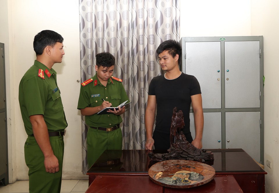 Đối tượng tại cơ quan c&ocirc;ng an.