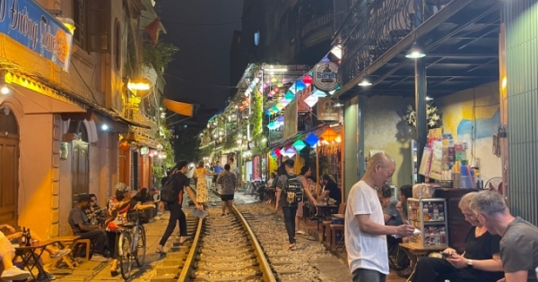 Sớm giải tỏa tụ điểm cà phê đường tàu do lo ngại mất an toàn