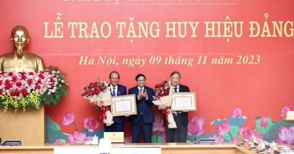 Thủ tướng Chính phủ trao Huy hiệu Đảng tặng các đồng chí nguyên Phó Thủ tướng Chính phủ