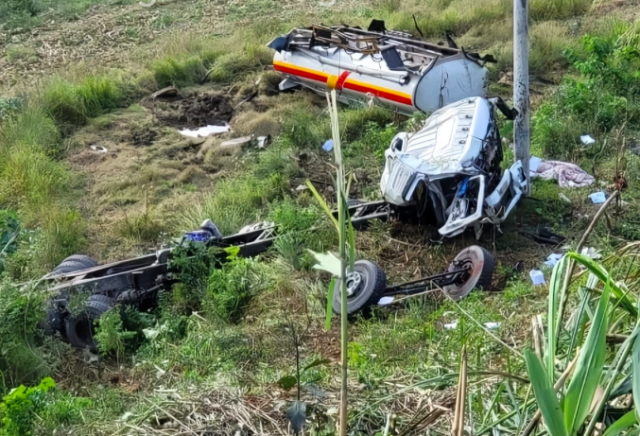 Cao Bằng: Xe bồn chở dầu lao xuống taluy âm, 2 người thương vong