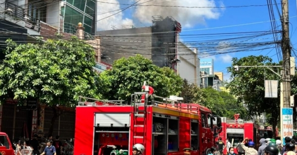 Phó Giám đốc Công an tỉnh Đắk Lắk đến hiện trường chỉ đạo chữa cháy tại TP Buôn Ma Thuột