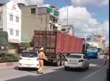 Quảng Ninh: Tạm giữ tài xế lùi xe bỏ chạy khi thấy chốt kiểm tra nồng độ cồn