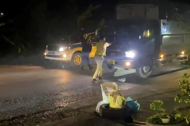 Tài xế xe tải tăng ga bỏ chạy, lao vào cán bộ CSGT. Ảnh: Công an tỉnh Phú Thọ