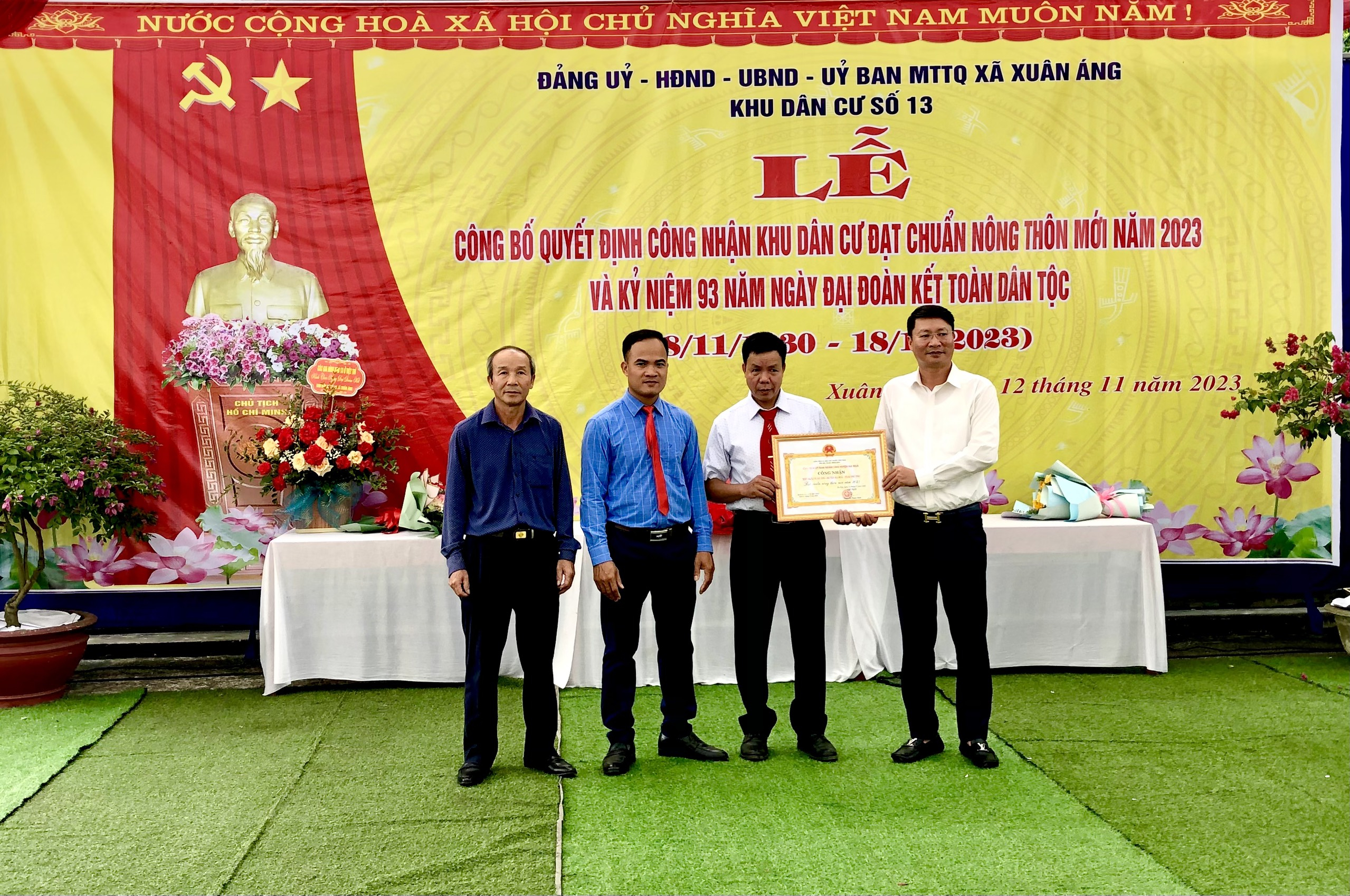 Đồng chí Ngô Anh Vũ - Ủy viên BTV Huyện ủy, Phó Chủ tịch UBND huyện đã trao quyết định công nhận khu nông thôn mới cho khu 13, xã Xuân Áng