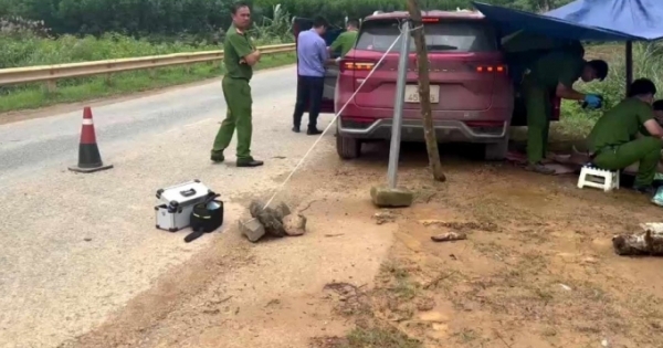 Xe con tông vào lan can đường, 5 người thương vong