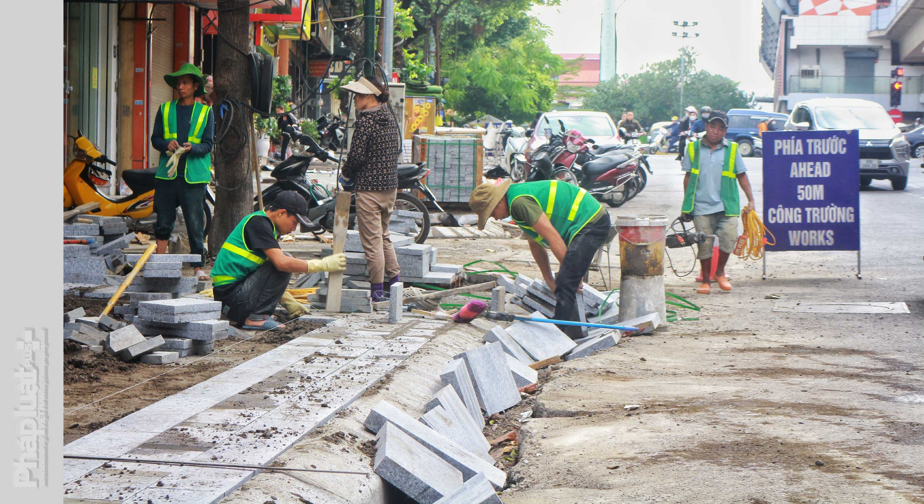 Các công nhân tất bật thi công trên tuyến phố Hào Nam, quận Đống Đa.