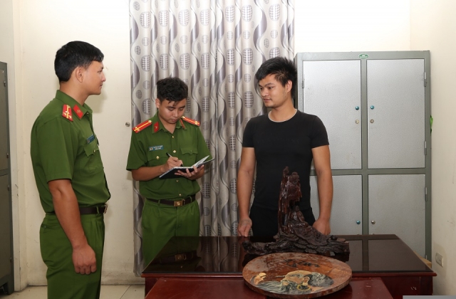 Bắt đối tượng “Lừa đảo chiếm đoạt tài sản” bằng hình thức bán đồ gỗ mỹ nghệ