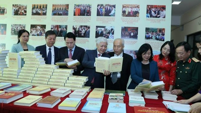 cac-dai-bieu-tham-du-cung-thao-luan-ve-noi-dung-cuon-sach-anh-quang-vinh-8165