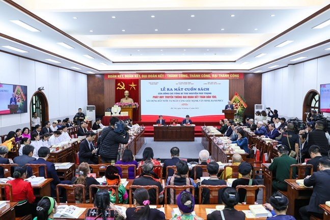 quang-canh-le-ra-mat-cuon-sach-anh-quang-vinh-9624