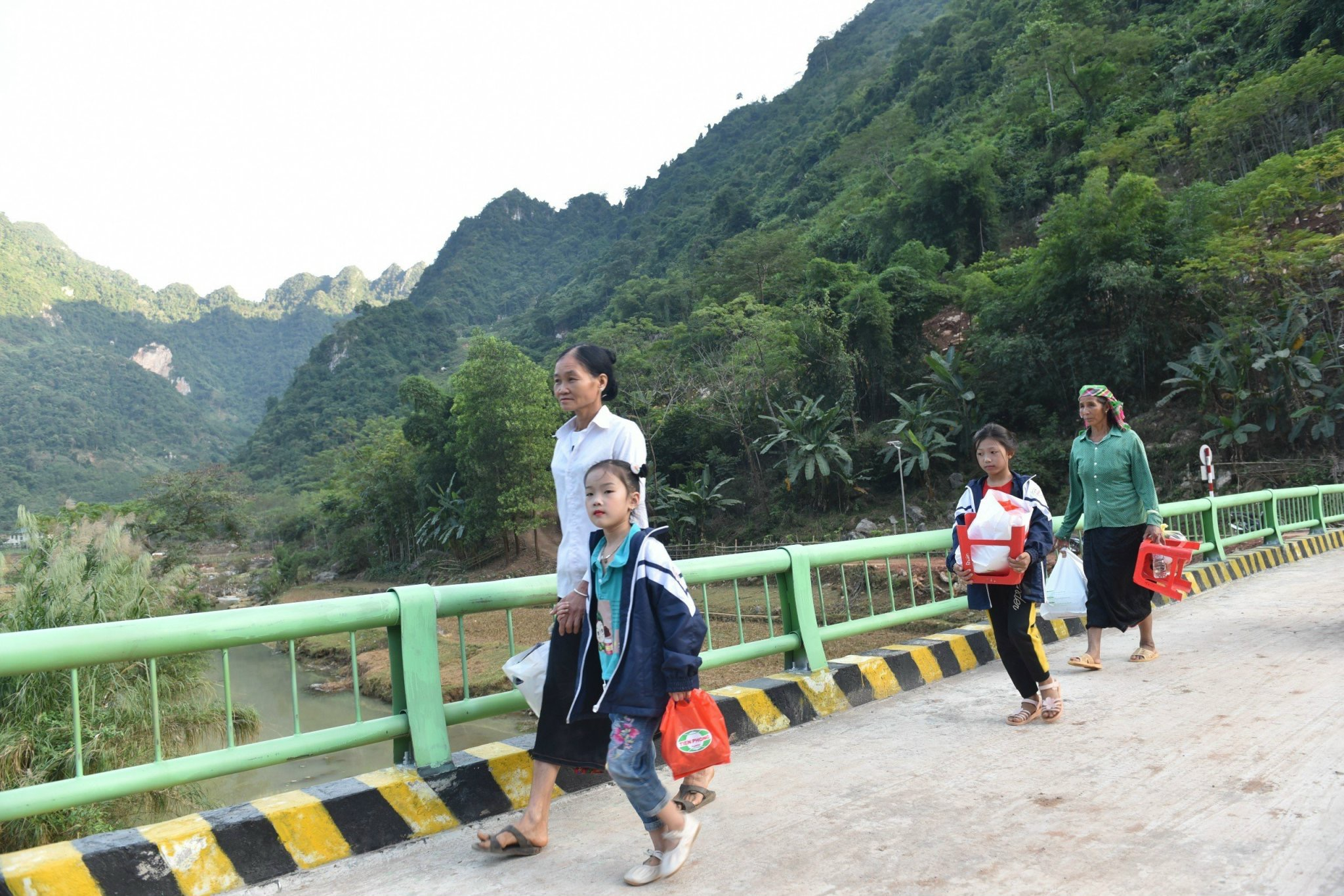 Người dân và các em nhỏ phấn khởi khi có cây cầu mới.