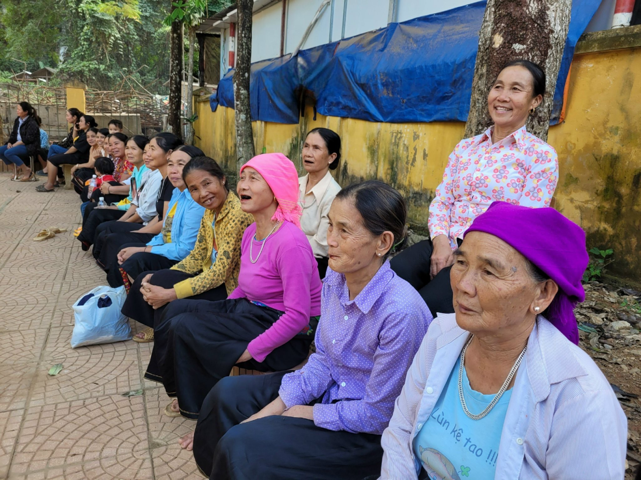 Người dân vui sướng khi cầu Bản Mọc hoàn thành