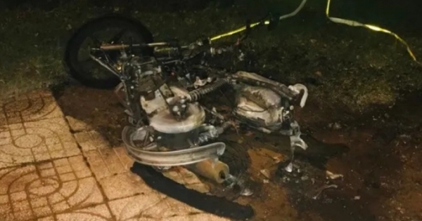 Châm lửa đốt luôn xe máy khi dính vi phạm nồng độ cồn