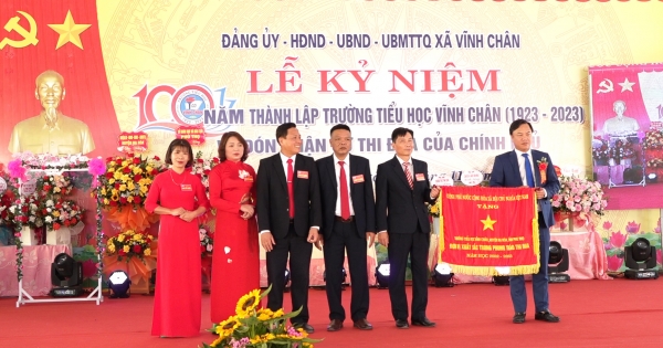 Trường Tiểu học Vĩnh Chân đón nhận Cờ thi đua của Chính phủ