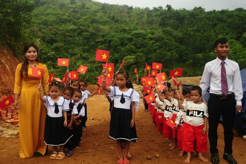 Dù còn muôn vàn khó khăn nhưng nhiều thầy, cô vẫn ở lại với những ngôi trường vùng cao. (Nguồn ảnh: TT/GD&amp;amp;TĐ)