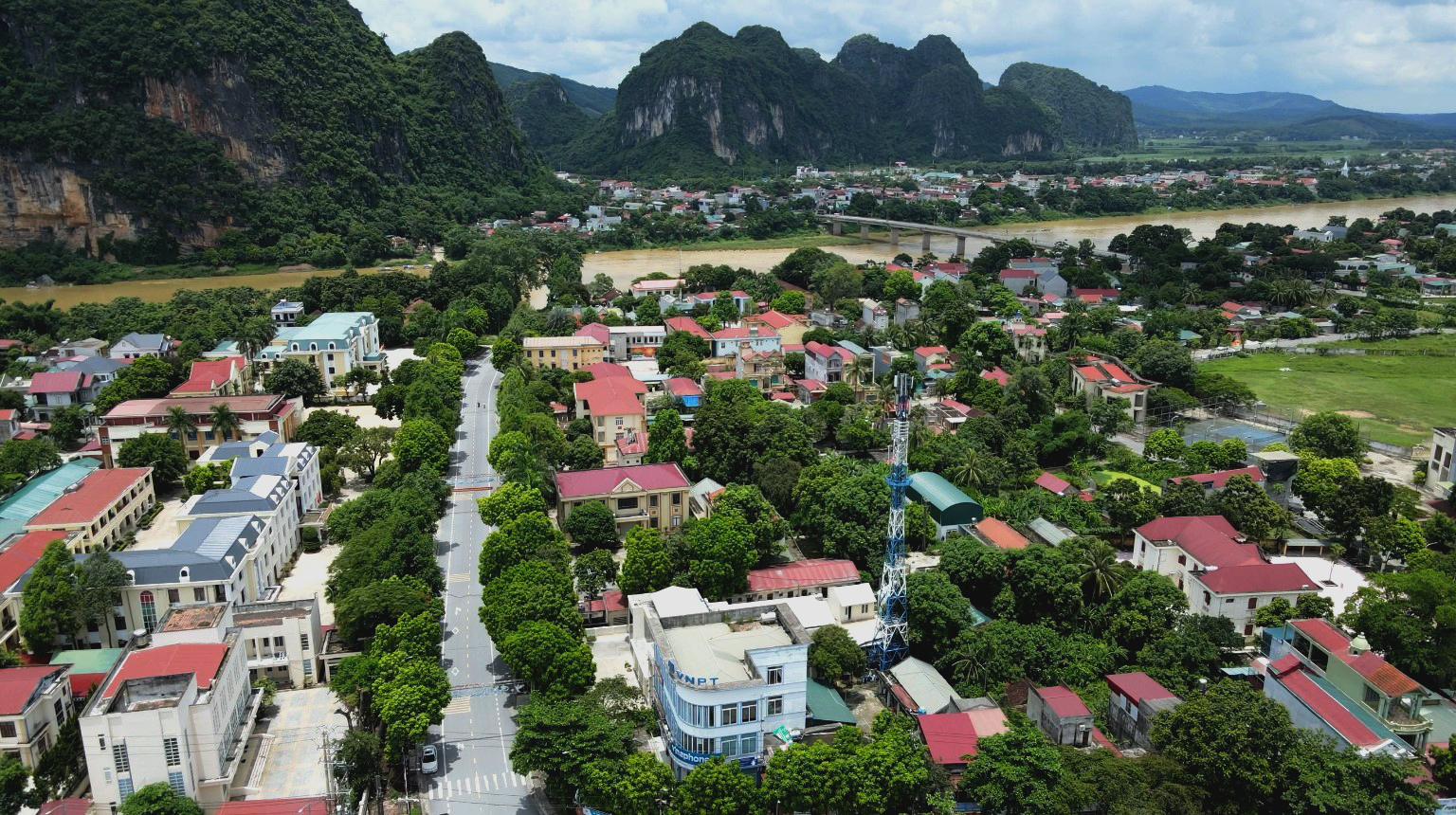 Diện mạo thị trấn Phong Sơn (Cẩm Thủy, Thanh Hóa) ngày một khang trang, hiện đại. Nguồn ảnh Quang Tuyền