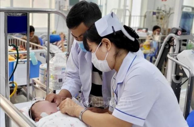 Cảnh báo bệnh đường hô hấp 'vào mùa'