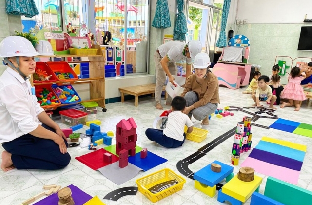 Phụ huynh 'đổi vai' làm giáo viên để thấu hiểu