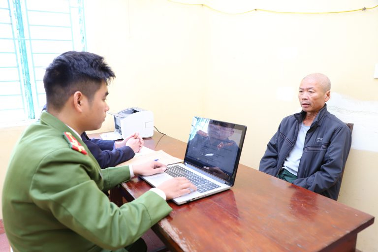 Đối tượng Nguyễn Khắc Công tại cơ quan Công an. Ảnh Công an Yên Bái