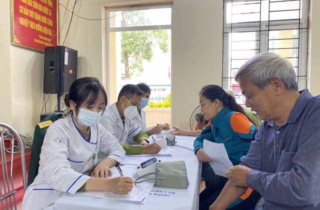 Bệnh viện Quân y 110 khám bệnh, cấp phát thuốc miễn phí tặng hộ nghèo, gia đình chính sách tại Bắc Giang