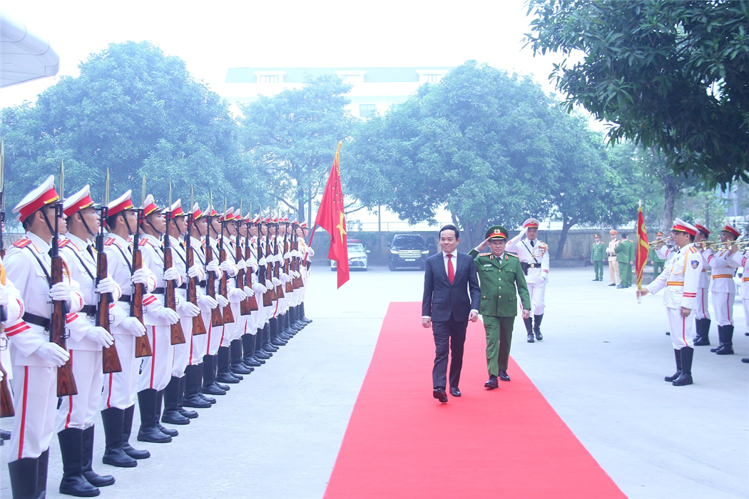 Phó Thủ tướng Chính phủ Trần Lưu Quang duyệt Đội danh dự Công an nhân dân.