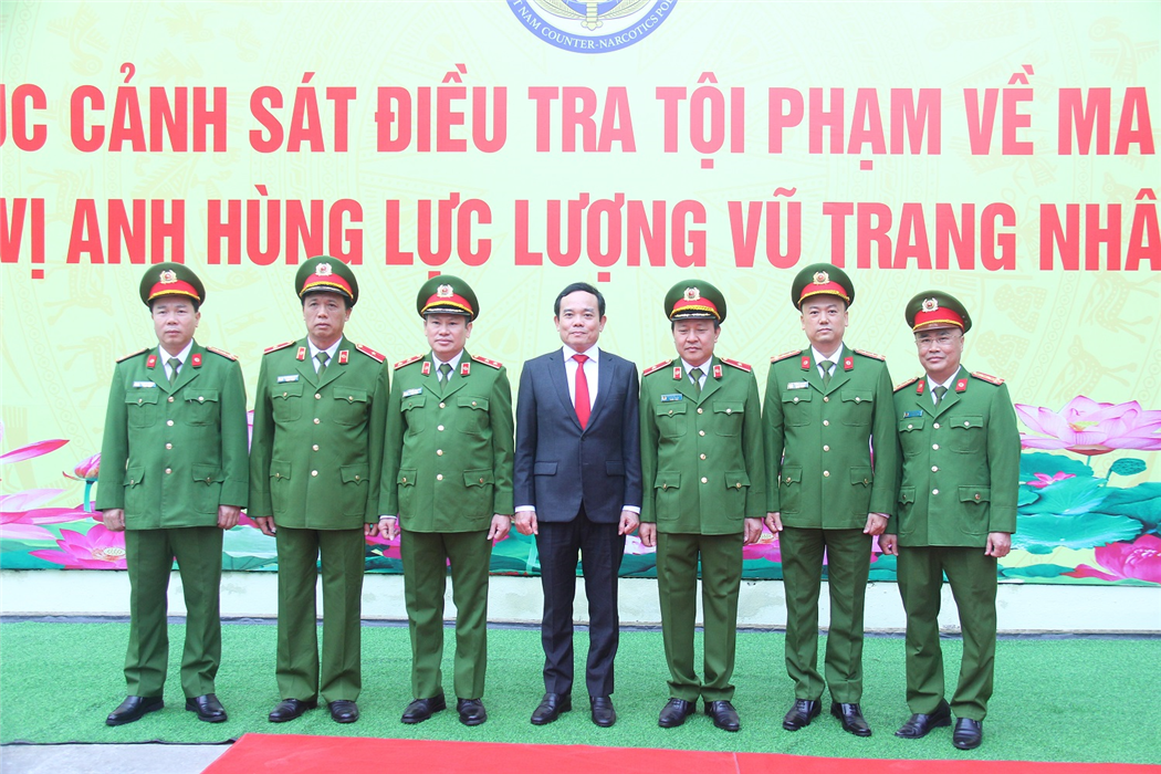 Phó Thủ tướng Chính phủ Trần Lưu Quang cùng các lãnh đạo Cục Cảnh sát điều tra tội phạm về ma túy.