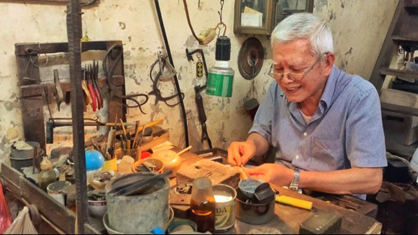Nghệ nhân giữ “lửa nghề" chạm vàng bạc