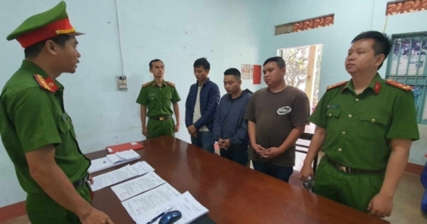 Rủ bạn về nhà cậu ruột đánh người khác