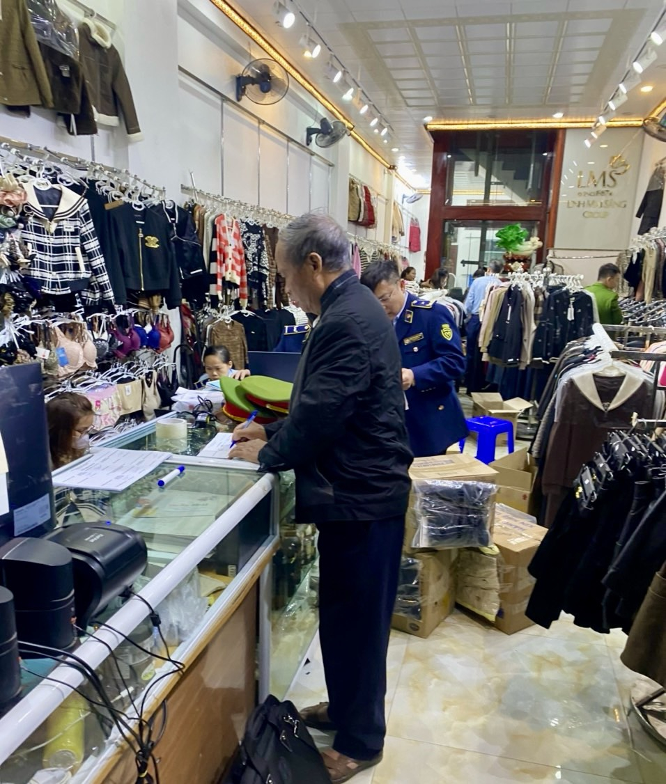 Lực lượng chức năng phối hợp kiểm tra một cơ sở kinh doanh tr&ecirc;n địa b&agrave;n th&agrave;nh phố Bắc Giang trong triển khai kế hoạch cao điểm cuối năm 2023