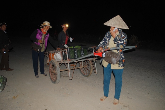 Rau củ được nhiều tiểu thương tranh mua ngay dọc đường. Ảnh Duy Ngợi