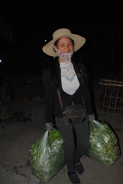 Một thương l&aacute;i vui mừng khi mua được những bịch rau vừa &yacute;. Ảnh Duy Ngợi
