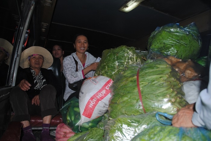 Nhiều tiểu thương tận dụng xe kh&aacute;ch cũ l&agrave;m nơi chứa rau củ để mang v&agrave;o TP Vinh ti&ecirc;u thụ. Ảnh Duy Ngợi