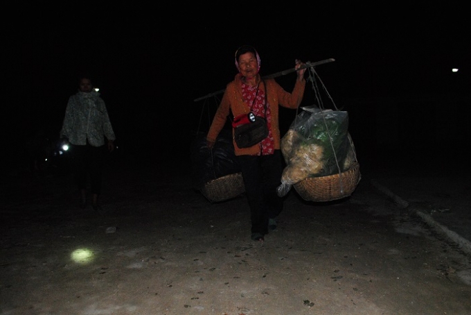 40 năm qua, cụ b&agrave; Hồ Thị Phức (77 tuổi ở x&oacute;m 7, x&atilde; Quỳnh Văn) thường thức dậy từ 2 giờ s&aacute;ng để đi chợ đ&ecirc;m. Mỗi ng&agrave;y b&agrave; kiếm được từ 30-40 ngh&igrave;n đồng. Ảnh Duy Ngợi