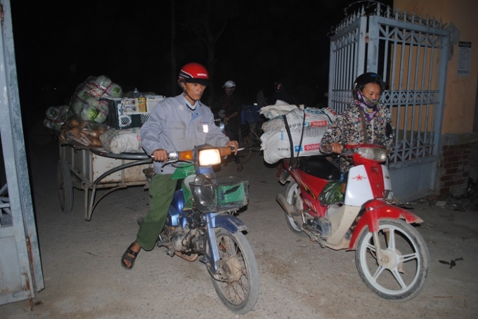 4 giờ s&aacute;ng, cổng ch&iacute;nh chợ V&acirc;n mở cửa, nhiều tiểu thương rục rịch đưa rau củ v&agrave;o chuẩn bị b&agrave;y b&aacute;n. Ảnh Duy Ngợi