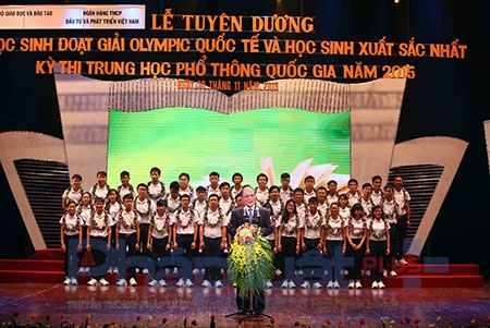 &nbsp;Chủ tịch Quốc hội Nguyễn Sinh H&ugrave;ng biểu dương v&agrave; căn dặn c&aacute;c học sinh trong buổi lễ tuy&ecirc;n dương. Ảnh: Loan Bảo.