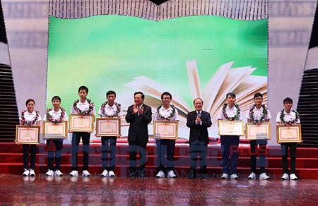Chủ tịch Quốc hội Nguyễn Sinh H&ugrave;ng c&ugrave;ng Bộ trưởng Bộ GD-ĐT trao bằng khen cho c&aacute;c học sinh giỏi c&oacute; th&agrave;nh t&iacute;ch xuất sắc. Ảnh: Loan Bảo.