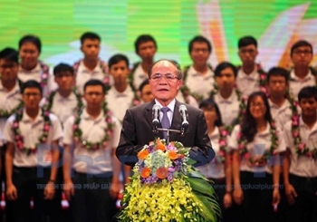 Chủ tịch Quốc hội Nguyễn Sinh Hùng căn dặn đặc biệt các học sinh