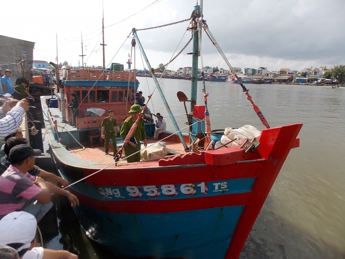 Lực lượng chức năng đang kh&aacute;m nghiệm tr&ecirc;n t&agrave;u c&aacute;