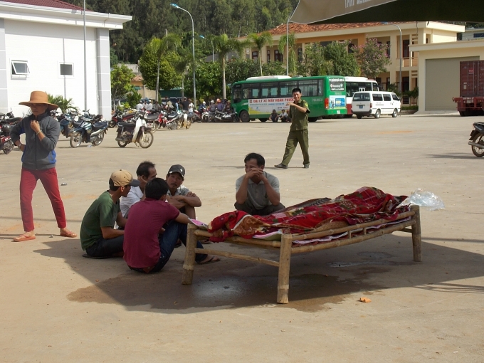 Thi thể ngư d&acirc;n Trương Đ&igrave;nh Bảy vừa được đưa l&ecirc;n bờ