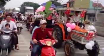 Nghệ An: Rước dâu bằng máy cày “đại náo” đường phố