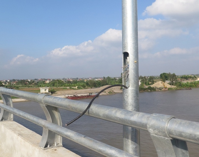 Trụ đ&egrave;n chiếu s&aacute;ng bị lật tung nắp hộp, trơ d&acirc;y c&aacute;p, d&acirc;y đồng. Ảnh: Trung Du