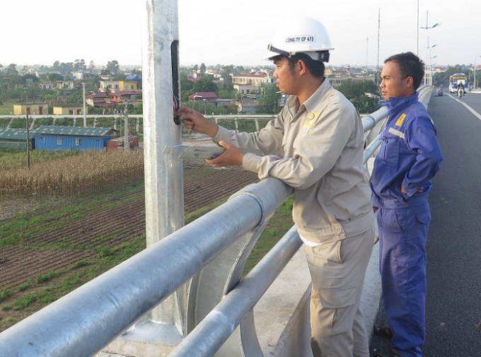 C&ocirc;ng nh&acirc;n C&ocirc;ng ty Cổ phần 473 đang tiến h&agrave;nh kiểm tra, khắc phục sự cố mất d&acirc;y c&aacute;p điện. Ảnh: Trung Du