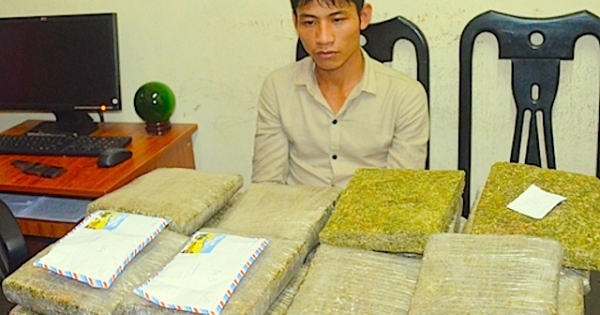 Nghệ An: Bắt đối tượng "ung dung" mang 30 bánh cần sa đi tiêu thụ
