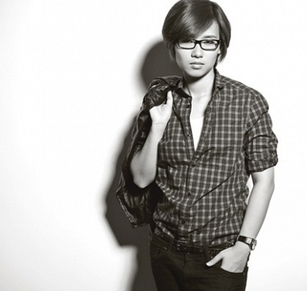 Ti&ecirc;n Cookie với những bản &ldquo;hit&rdquo; l&agrave;m say l&ograve;ng kh&aacute;n giả như &ldquo;C&oacute; khi n&agrave;o rời xa&rdquo;, &ldquo;Một ch&uacute;t qu&ecirc;n anh th&ocirc;i&rdquo;, &ldquo;Vẫn&rdquo;&hellip; Ảnh: Internet