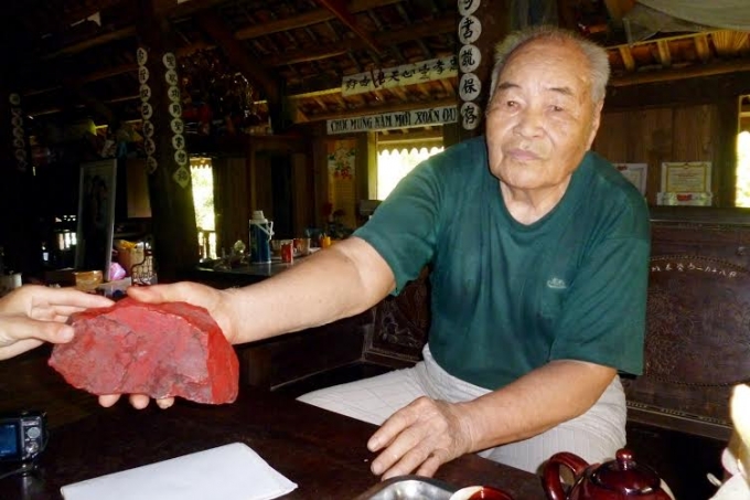 &Ocirc;ng Trương Ph&uacute;c Chủ khoe vi&ecirc;n đ&aacute; đỏ m&agrave; m&igrave;nh giữ lại để l&agrave;m kỷ niệm.