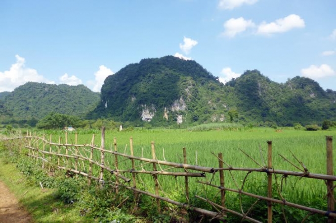 Bản Duồng l&agrave; những c&aacute;nh đồng v&agrave; c&aacute;c d&atilde;y n&uacute;i ẩn chứa c&aacute;c loại đ&aacute; qu&yacute; hiếm.