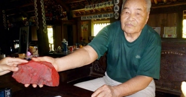 Chuyện chưa kể về lá cờ  đá hồng ngọc trong Lăng Bác Hồ