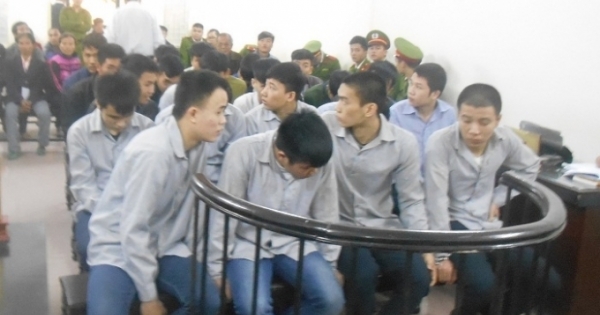 Xét xử vụ 8 đối tượng ném đá chết một người