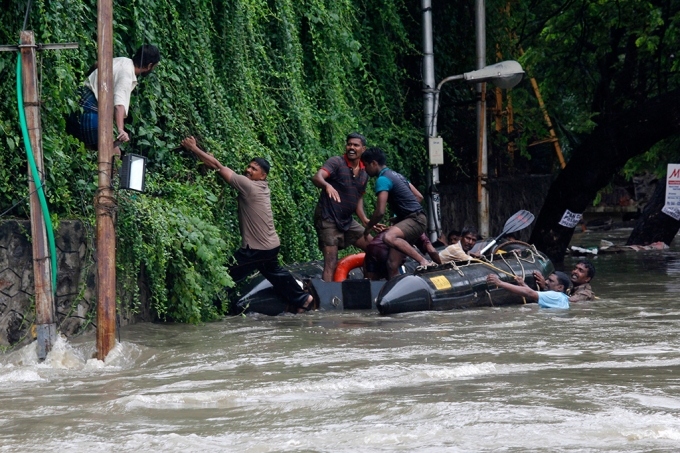 10. Quân đội Ấn Độ hỗ trợ người dân tại các ngôi l