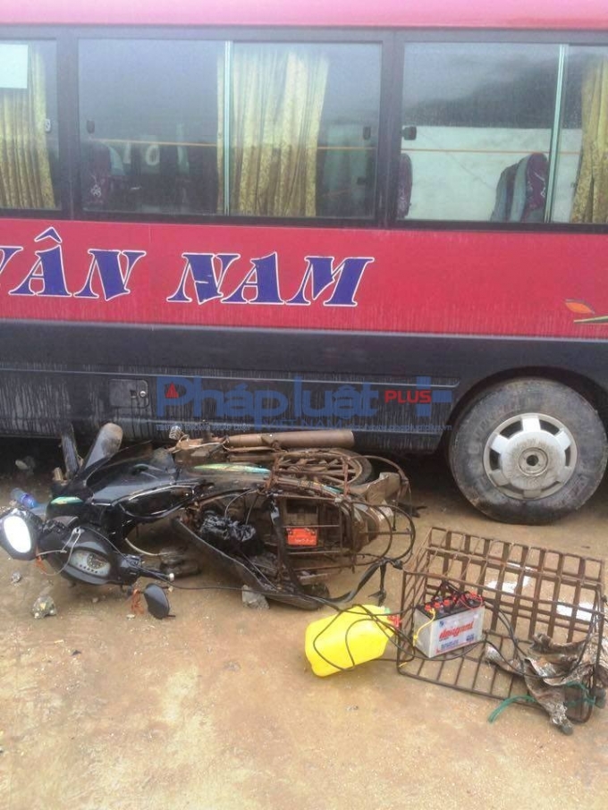 Nhiều phương tiện giao th&ocirc;ng bị hư hỏng nặng.