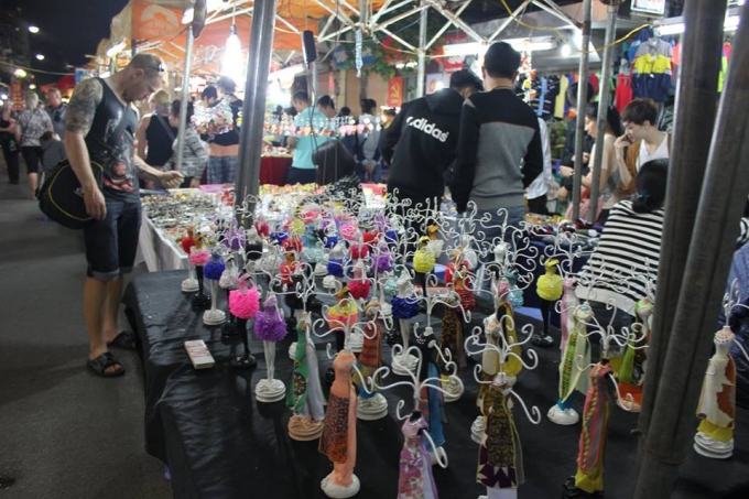 Du kh&aacute;ch Nga cảm thấy rất th&iacute;ch th&uacute; với c&aacute;c sản phẩm du lịch Việt (ảnh Thanh Huyền)